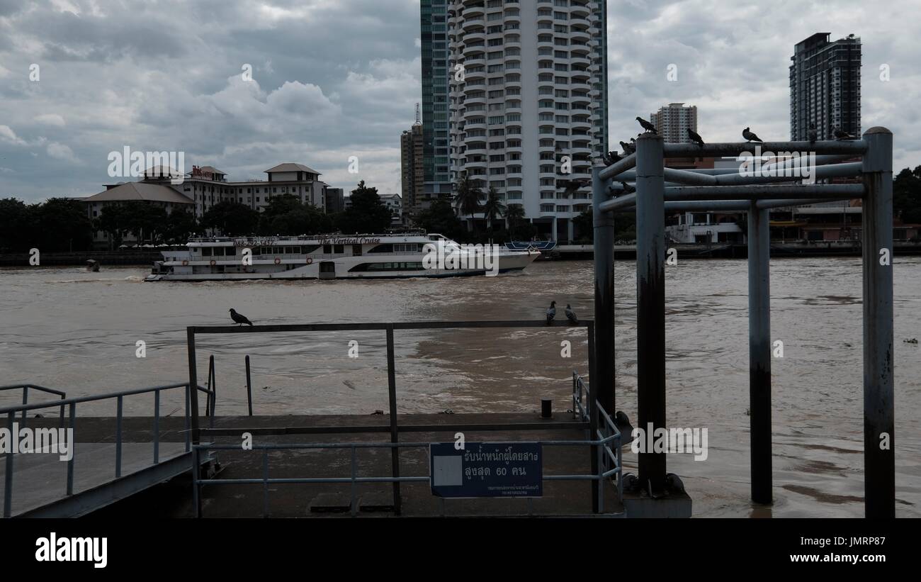 Au-dessous de la rivière Chao Phraya Sathorn Pont Taksin vue depuis Wat Yannawa Mekhala Pier Bangkok Thaïlande Banque D'Images