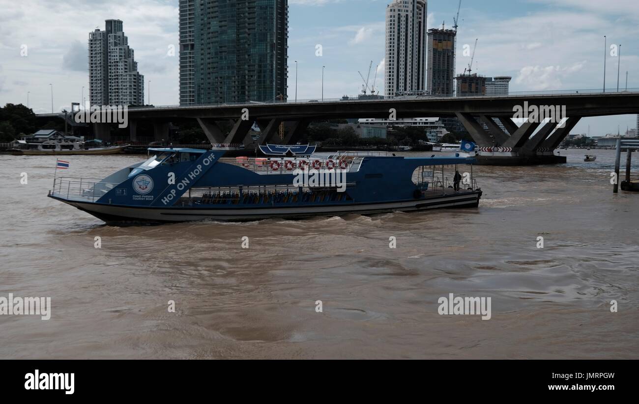 Au-dessous de la rivière Chao Phraya Sathorn Pont Taksin vue depuis Wat Yannawa Mekhala Pier Bangkok Thaïlande Banque D'Images