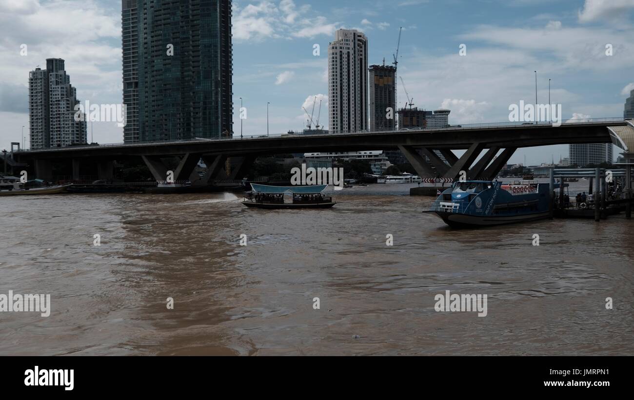 Au-dessous de la rivière Chao Phraya Sathorn Pont Taksin vue depuis Wat Yannawa Mekhala Pier Bangkok Thaïlande Banque D'Images