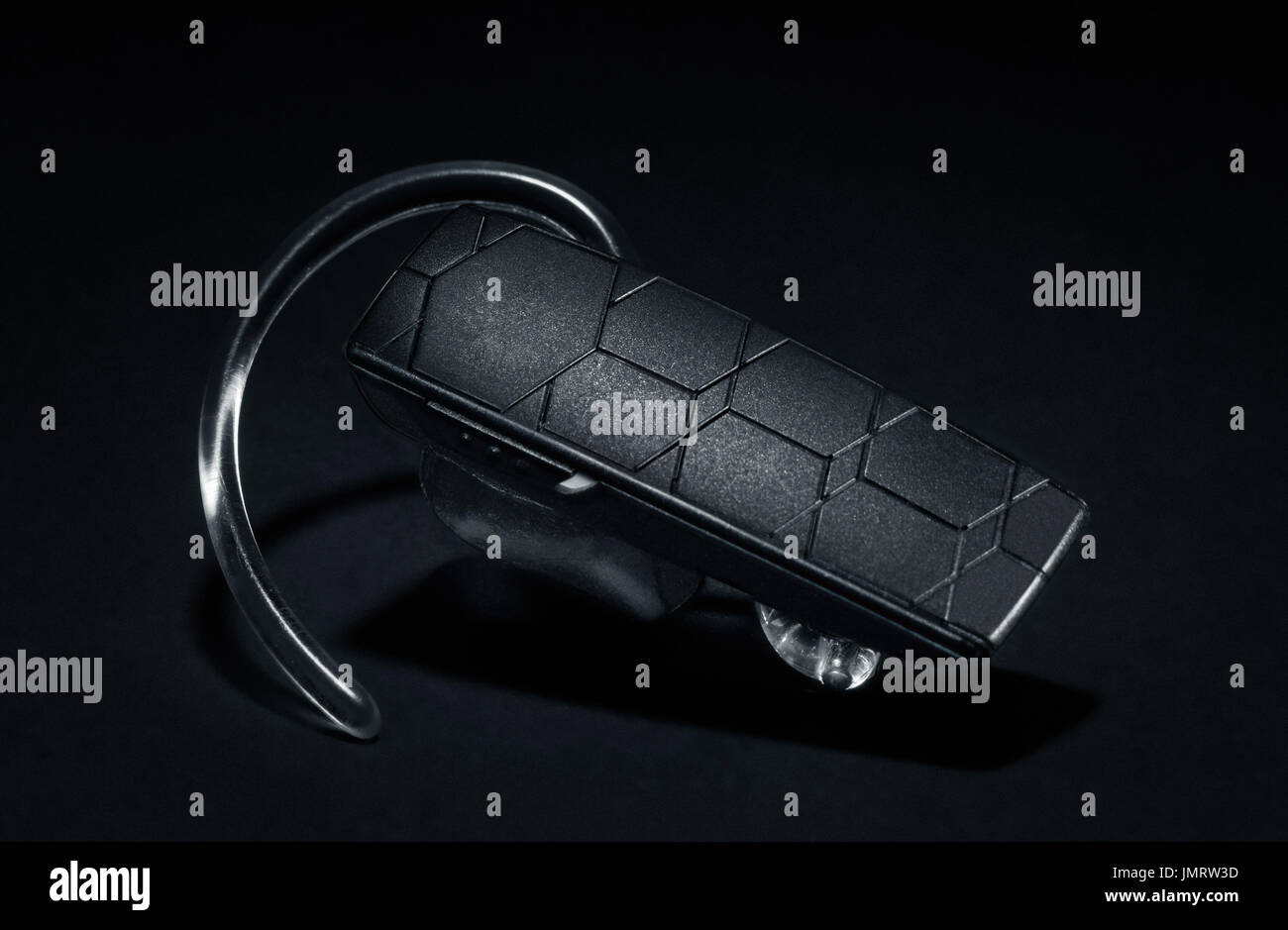 Casque Bluetooth sur fond noir Banque D'Images