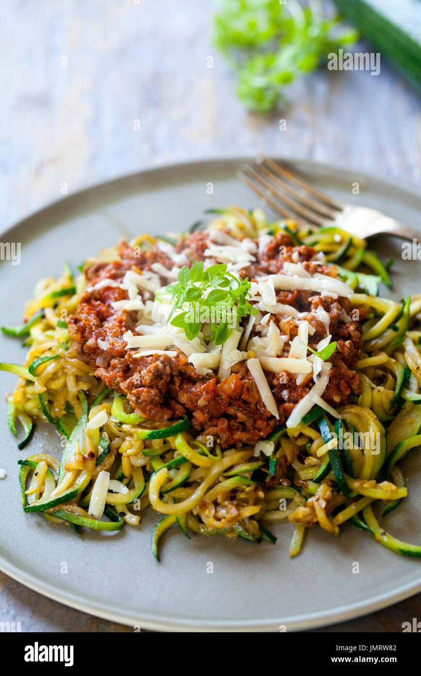 Boeuf Bolognaise spaghetti aux courgettes Banque D'Images Boeuf Bolognaise spaghetti aux courgettes Banque D'Images