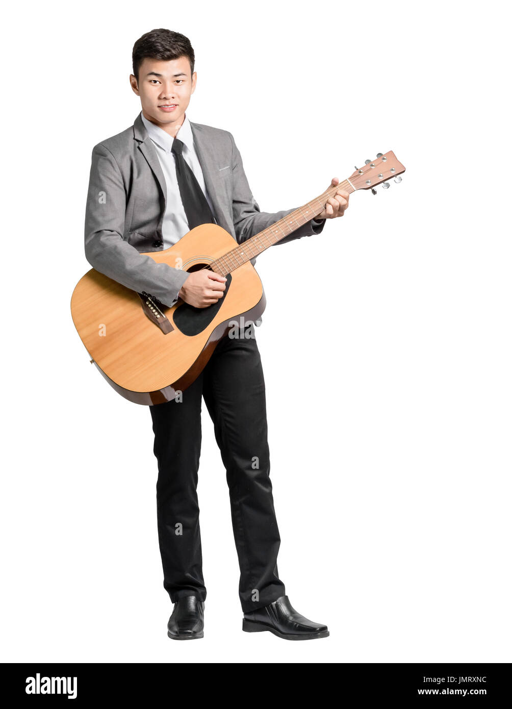 Portrait d'un jeune homme d'affaires avec la guitare. Isolé sur fond blanc avec clipping path Banque D'Images