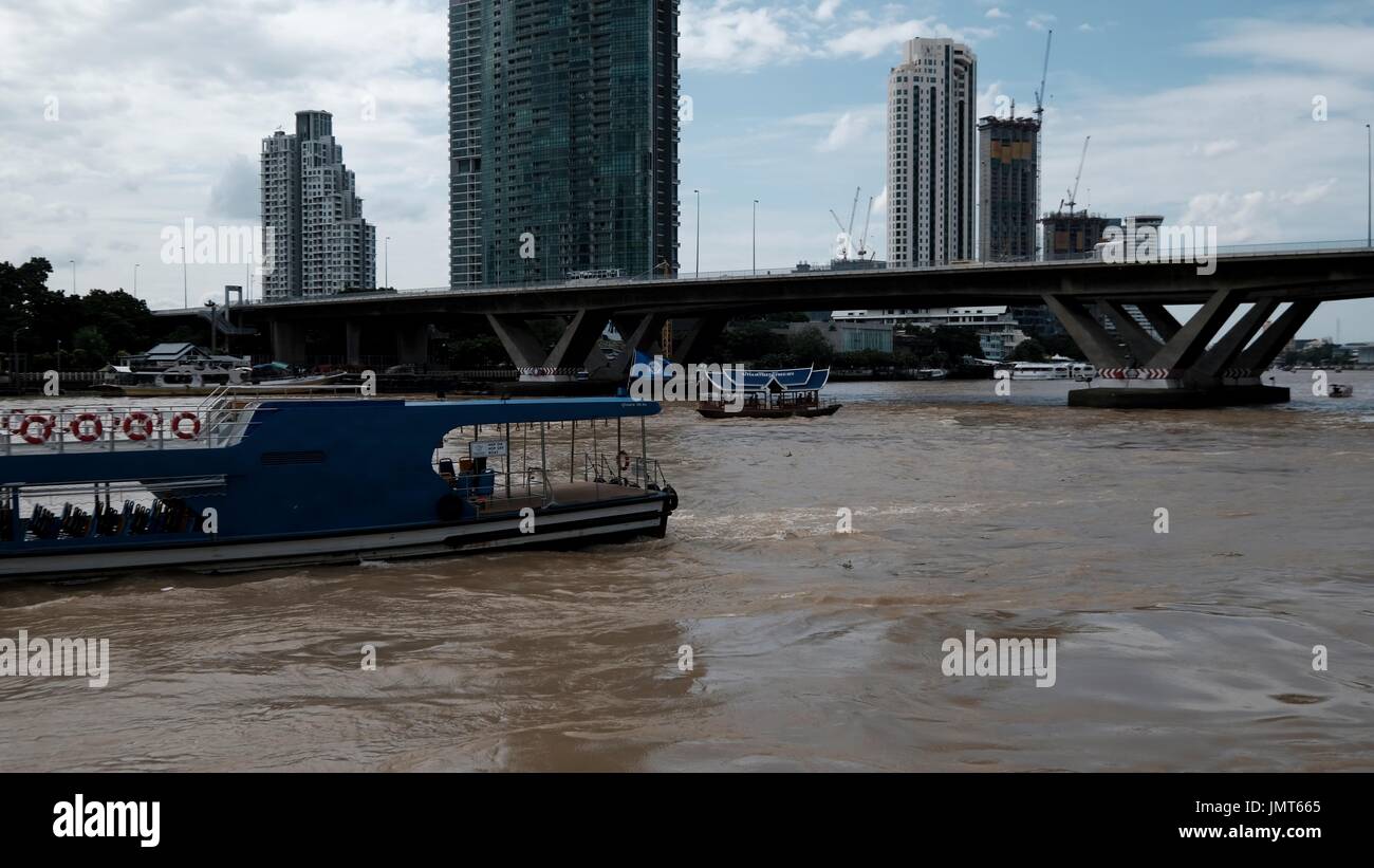 Navette pour Asiatique Chao Phraya au-dessous du pont Taksin Sathorn vue depuis Wat Yannawa Mekhala Pier Bangkok Thaïlande Banque D'Images