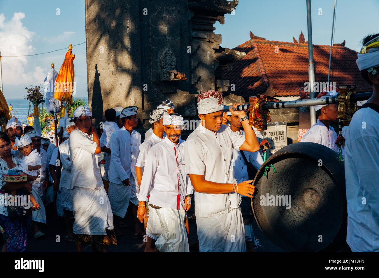 Bali, Indonésie - Mars 07, 2016 : musiciens traditionnels Balinais, prendre part à la procession de cérémonie durant les célébrations du Nouvel An balinais. Banque D'Images
