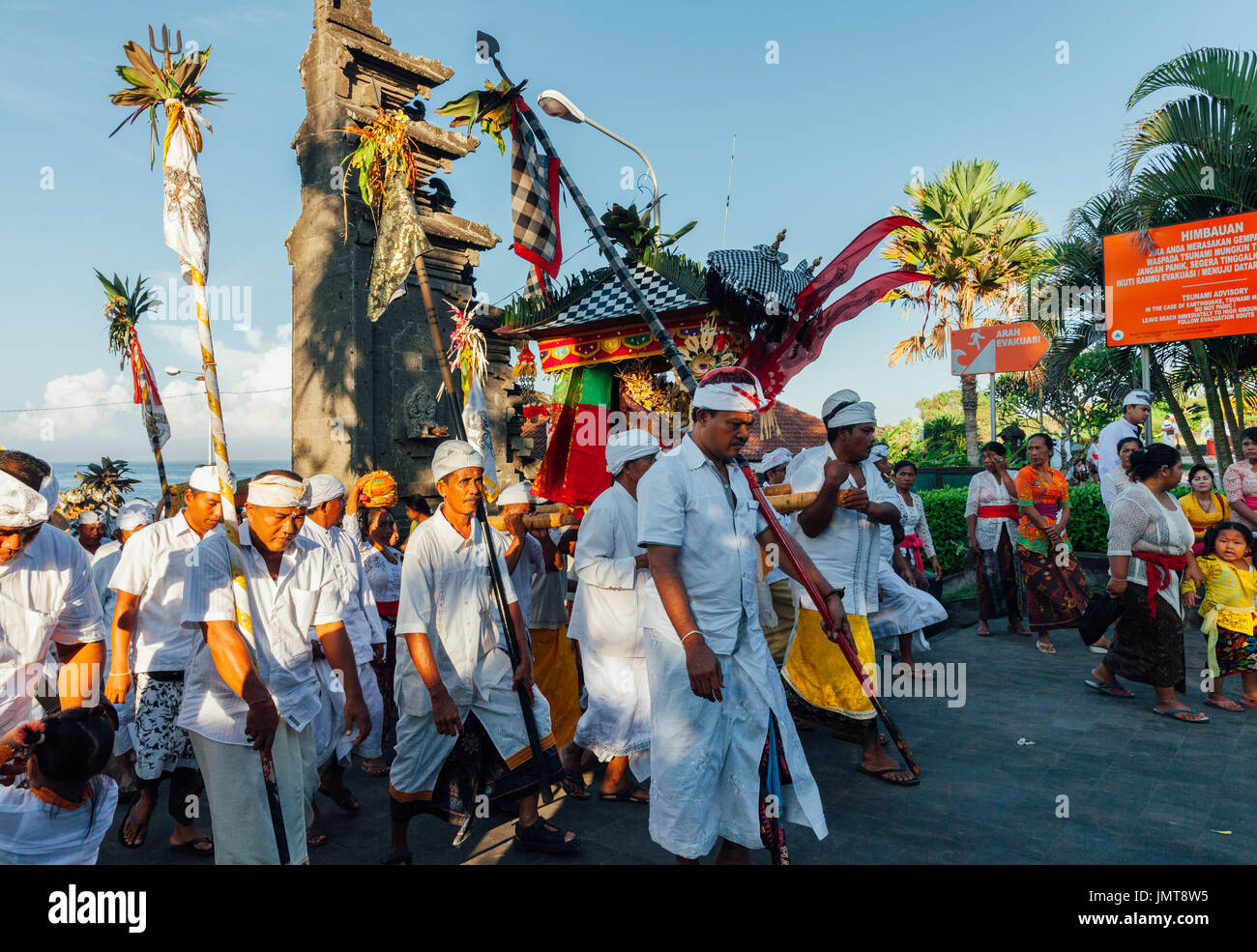 Bali, Indonésie - Mars 07, 2016 : les balinais en vêtements traditionnels faire jempana ou en bois portée à la procession pendant le Nouvel An balinais cel Banque D'Images