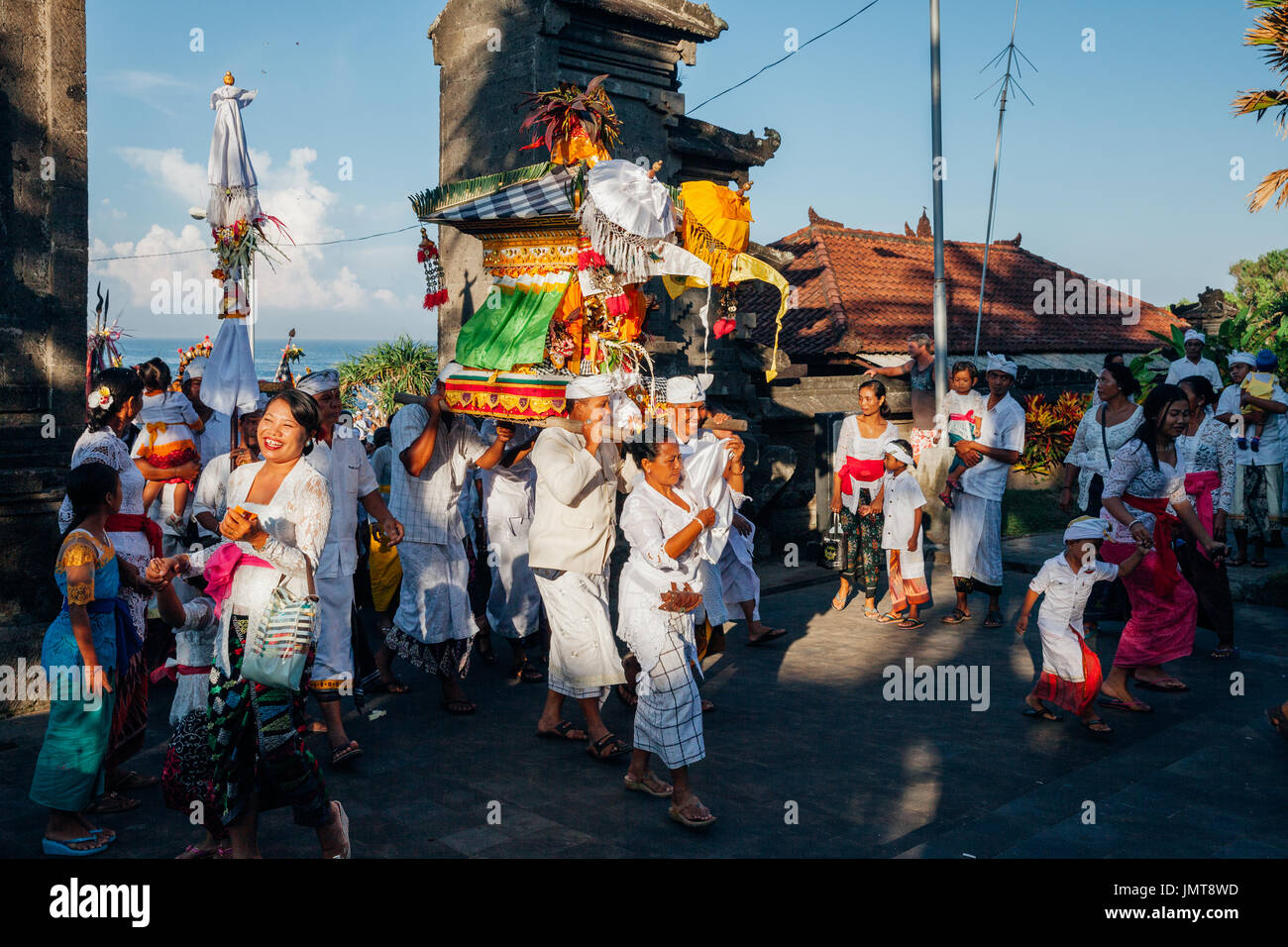 Bali, Indonésie - Mars 07, 2016 : les balinais en vêtements traditionnels faire jempana ou en bois portée à la procession pendant le Nouvel An balinais cel Banque D'Images
