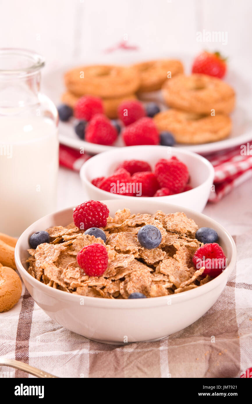 Le petit-déjeuner avec les céréales complètes Photo Stock - Alamy