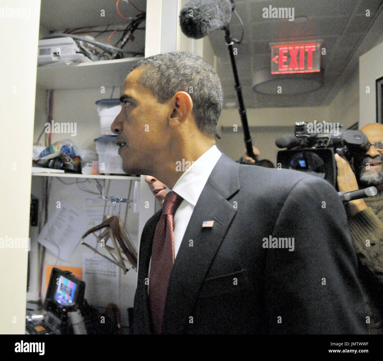 Washington, DC - 22 janvier 2009 -- Le président des États-Unis Barack Obama prend un après le "couvercle" des deux niveaux de la Maison Blanche, appuyez sur les zones de travail à Washington, DC le jeudi 22 janvier 2009..Credit : Ron Sachs - Piscine via CNP Banque D'Images