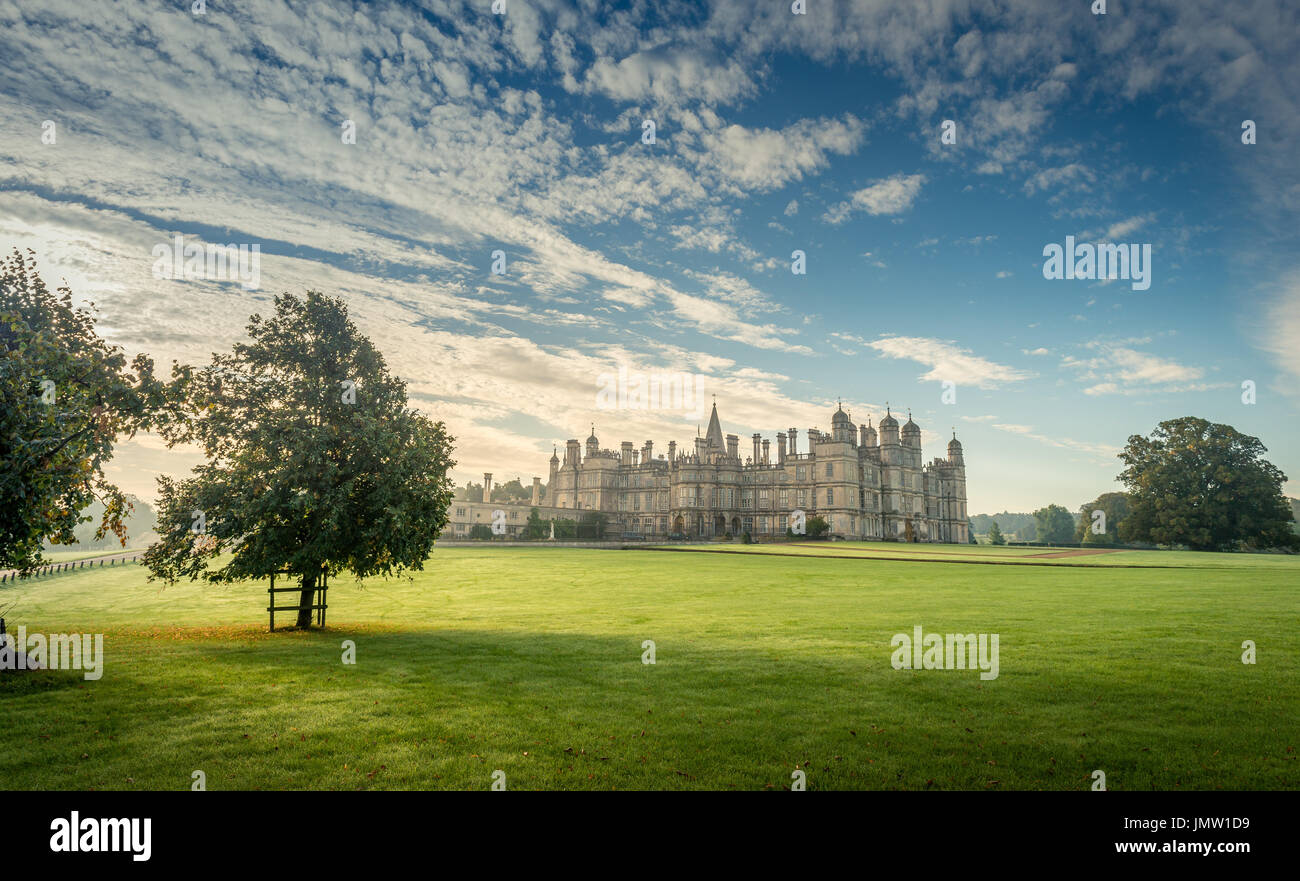 Le seizième siècle manoir élisabéthain Burghley House construite par William Cecil en 1555. Près de Stamford, Lincolnshire et prises à l'aube de l'automne. Banque D'Images