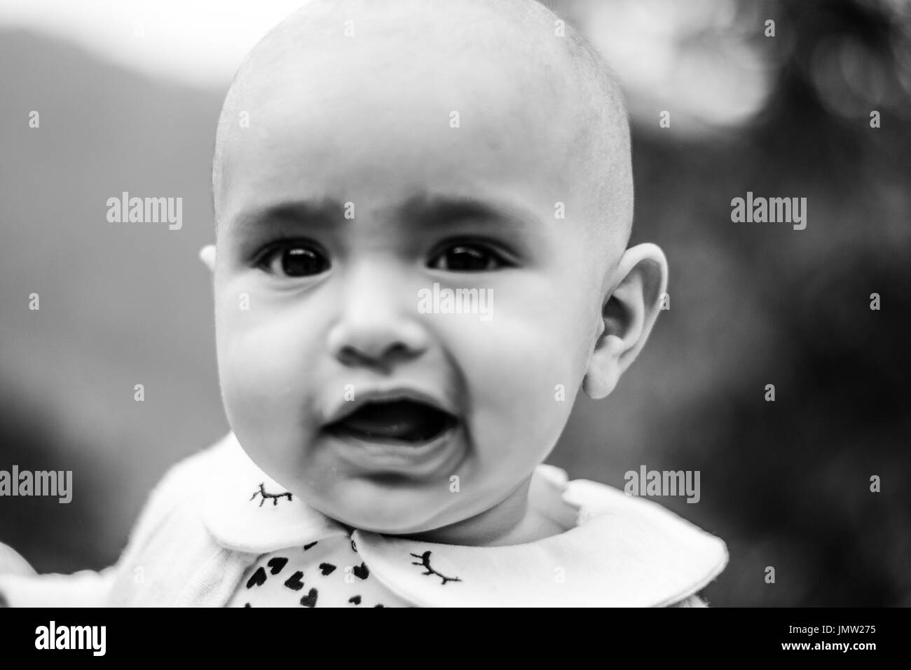 Portrait noir et blanc d'un bébé Banque D'Images