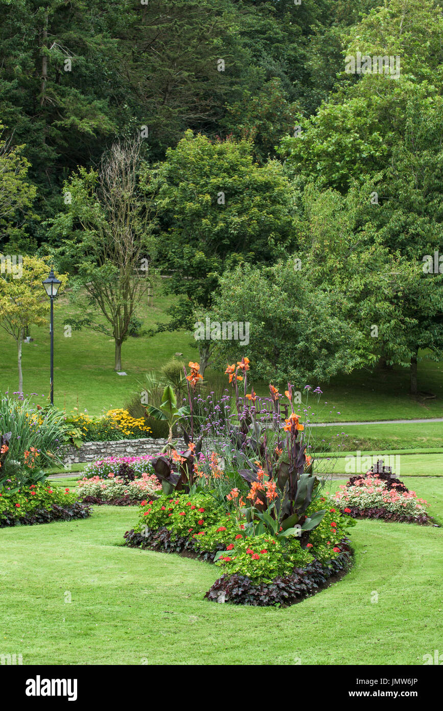Lits de fleurs ornementales dans Trenance Gardens à Newquay, Cornwall. Banque D'Images