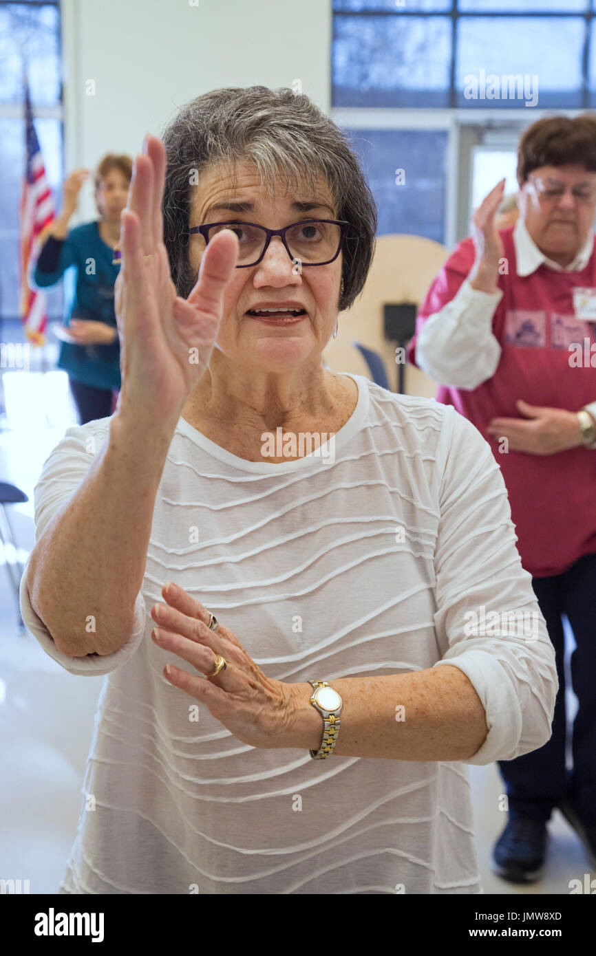 La Saline, Michigan - enseignant retraité Diane Evans enseigne le Tai Chi aux personnes âgées à la zone saline Senior Center. Banque D'Images