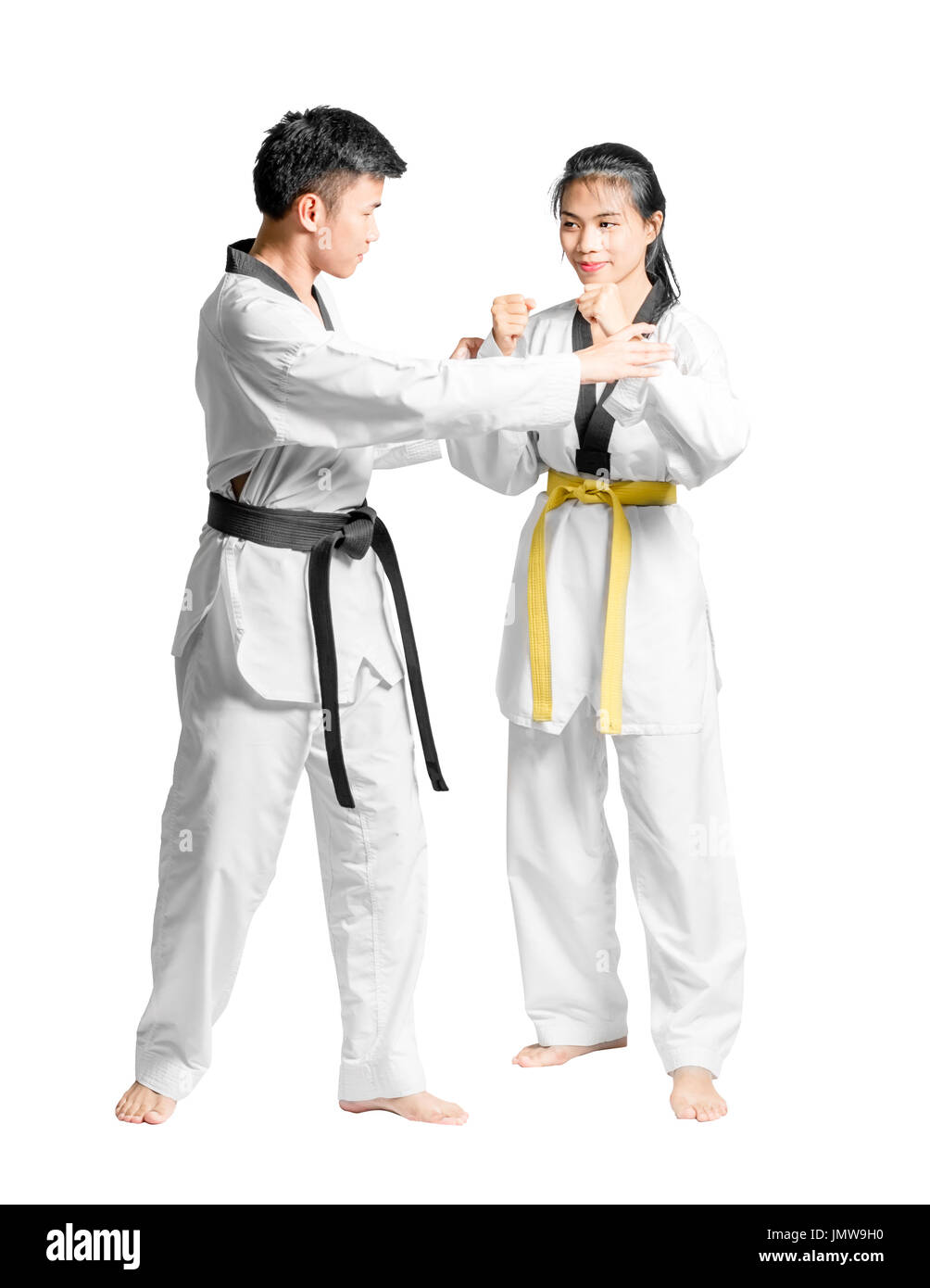 Portrait d'un homme asiatique taekwondo professionnel degré ceinture noire ( Dan) de l'enseignement pour femme de degré ceinture jaune. Pleine longueur  isolé sur blanc backgrou Photo Stock - Alamy