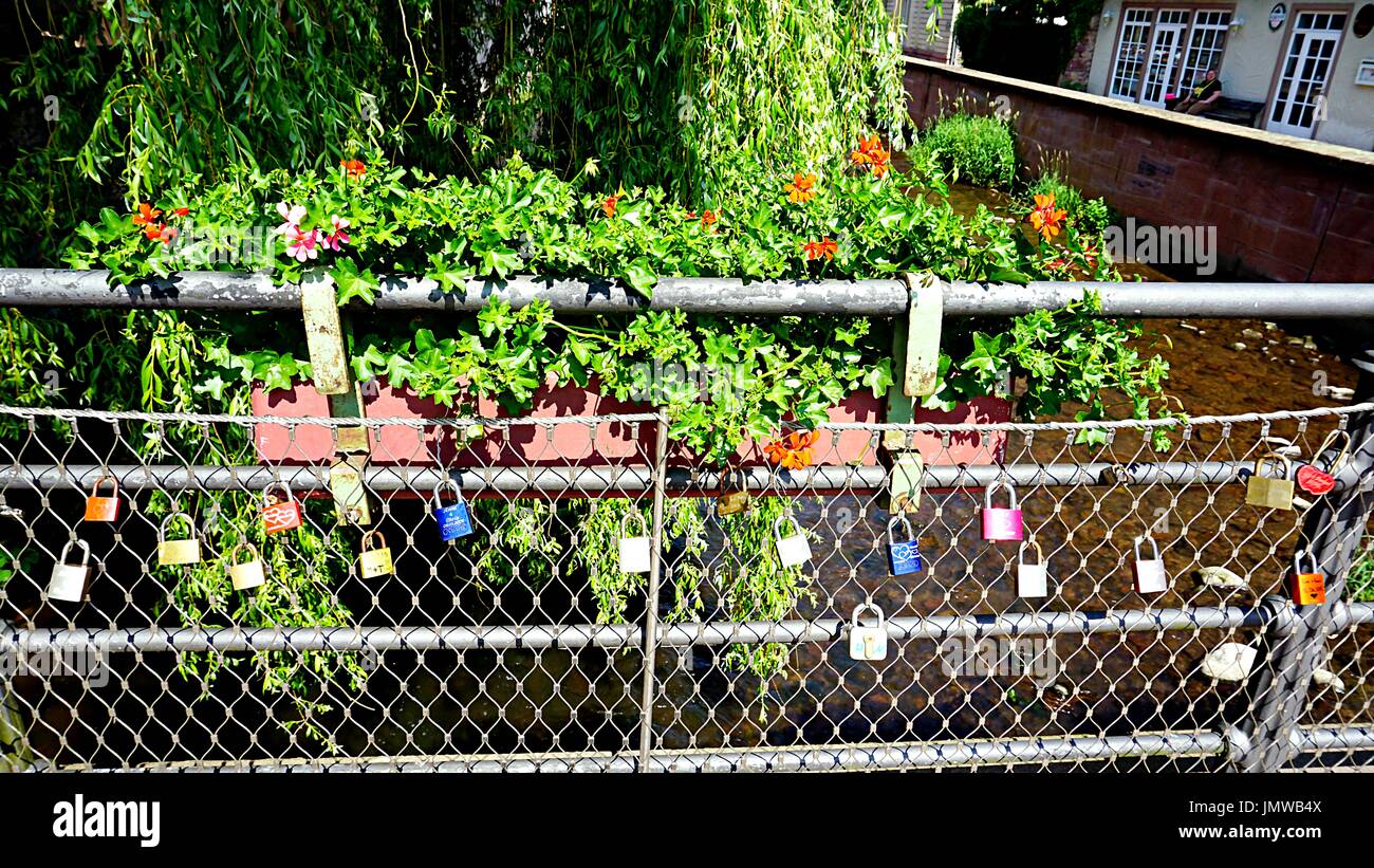 Touches de décoration accrochées sur le pont de clôture traversant la rivière Alb à Ettlingen, Bade-Wurtemberg, Allemagne Banque D'Images