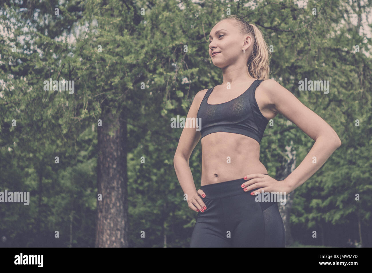 Portrait d'une belle fille dans sports sports noir uniforme. Banque D'Images