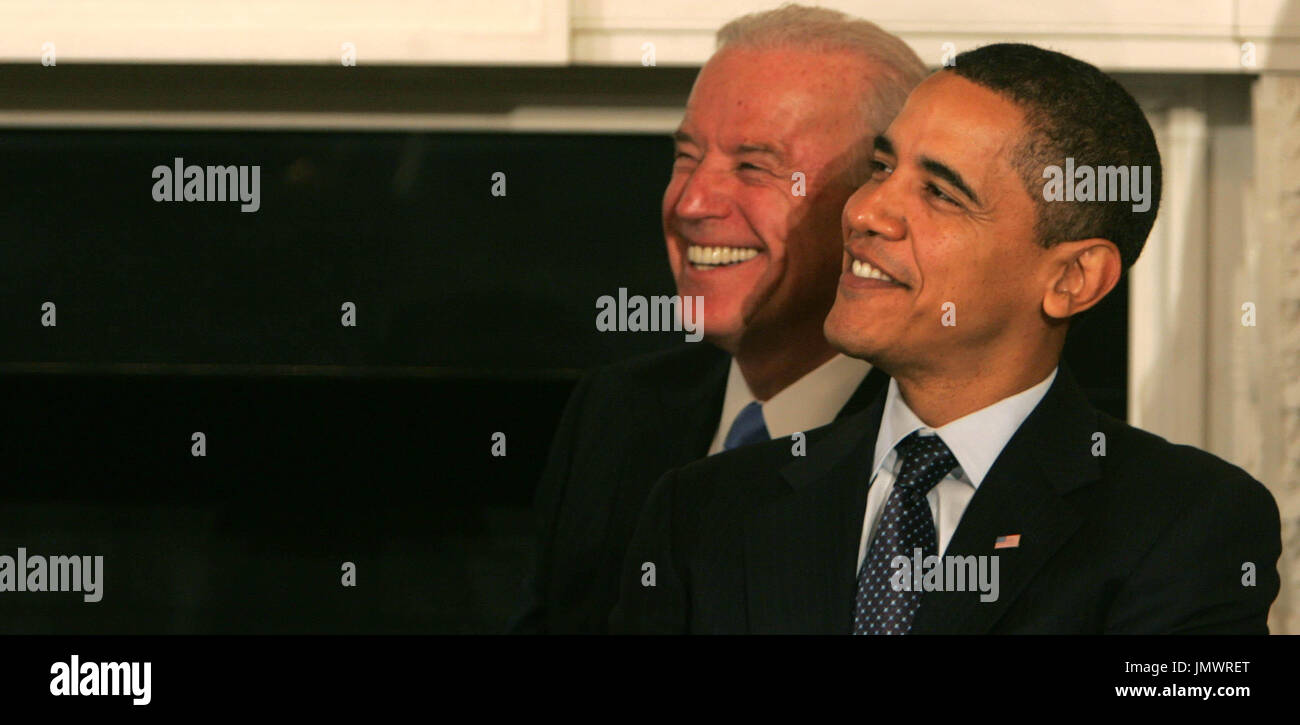 Washington, DC - 23 février 2009 -- Le président des États-Unis Barack Obama et le Vice-président Joseph Biden sont tout sourire avant que le président Obama traite de la National Governors Association (NGA) dans la salle à manger d'état de la Maison Blanche le lundi 23 février 2009. .Crédit : Dennis Brack - Piscine via CNP Banque D'Images