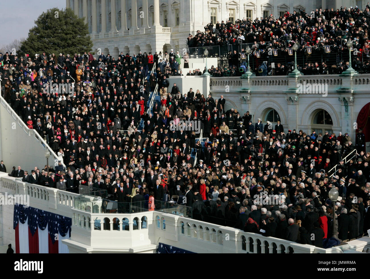 Washington, DC - 20 janvier 2009 -- Barack H. Obama a prêté serment en tant que 44e président des États-Unis lors de la cérémonie d'inauguration, à l'Ouest avant de l'United States Capitol à Washington, DC, le mardi 20 janvier 2009..Crédit : Jim Bourg - Piscine via CNP Banque D'Images