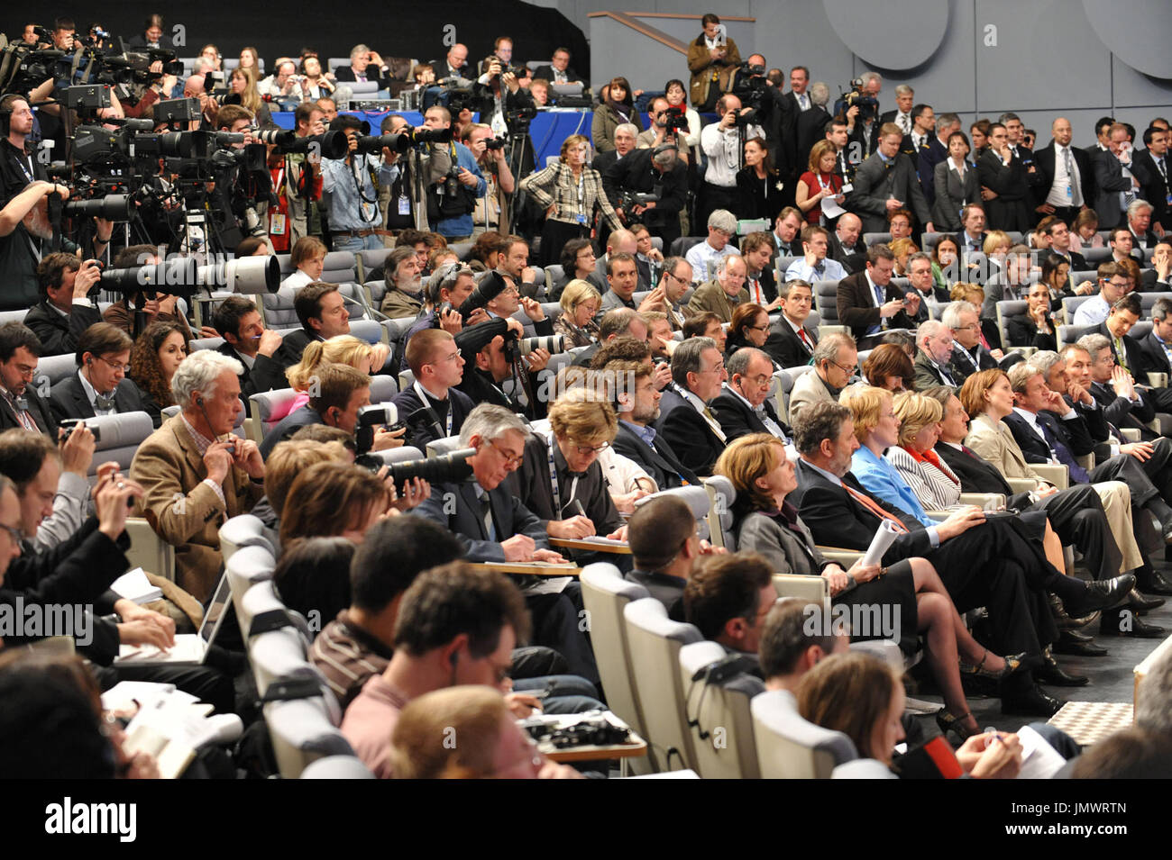 Strasbourg, France - 4 avril 2009 -- Les journalistes présents à la conférence de presse finale lors du Sommet de Strasbourg et Kehl, où il a été annoncé le 28 Les chefs d'Etat et de gouvernement ont convenu d'uninamously à nommer Premier Ministre du Danemark, Anders Fogh Rasmussen, l'OTAN comme prochain secrétaire général. M. Fogh Rasmussen prendra officiellement ses fonctions le 1er août 2009, lorsque le terme de l'actuel Secrétaire général, M. Jaap de Hoop Scheffer annulées après cinq ans et demi à la tête de l'Alliance. Crédit obligatoire : .l'OTAN à travers CNP Banque D'Images