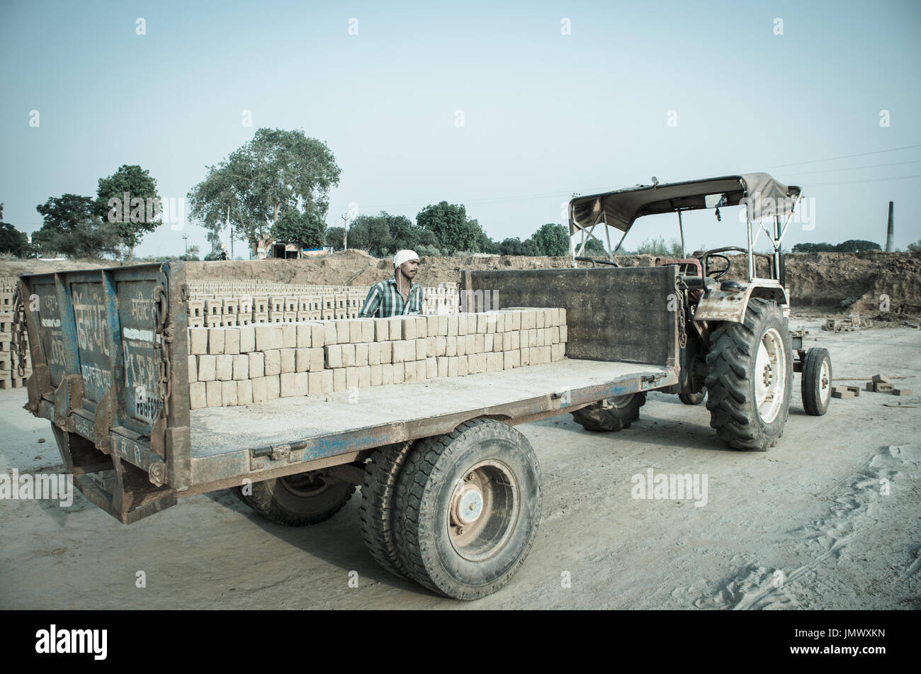 Amritsar, Punjab, india - 21 avril 2017 : briques d'être chargé dans un camion par un travailleur prêt pour l'expédition à un marché de gros Banque D'Images