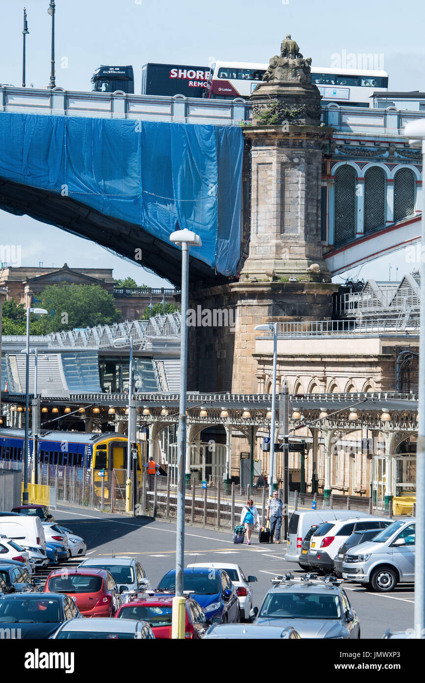 Photo: Taxi Rank, point de dépôt de taxi sur Market Street et Calton Road pour la gare de waverley, Nouvelle voiture de rue Banque D'Images