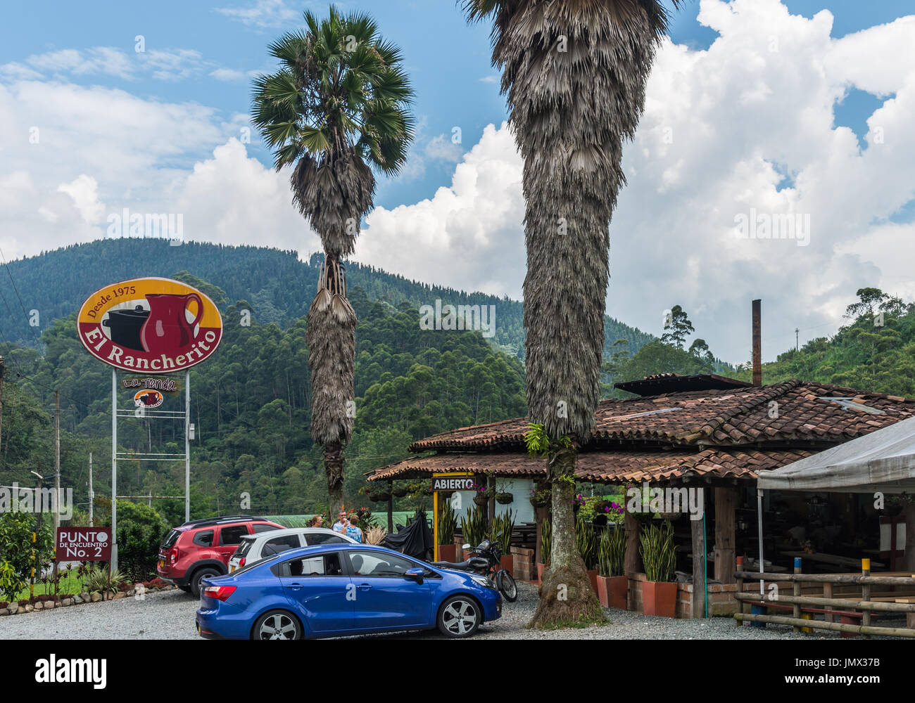 Un restaurant au bord de la route dans la cordillère des Andes. La Colombie, l'Amérique du Sud. Banque D'Images