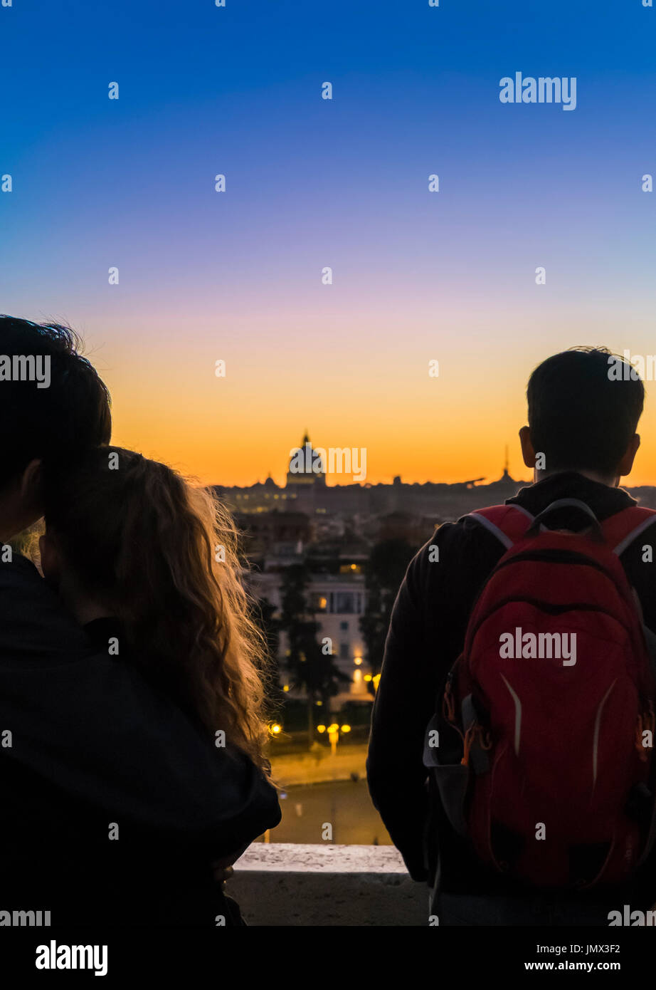 Jeune couple à la recherche à la basilique St Pierre, au crépuscule, en vu de pincio à villa borghese, Rome, Latium, Italie Banque D'Images