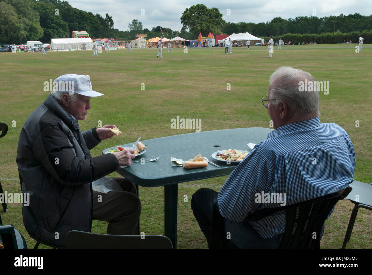 Angleterre vie de village spectateurs regardant le cricket de village et manger le déjeuner. Ebernoe, Sussex, Angleterre. ANNÉES 2010 2015 ROYAUME-UNI HOMER SYKES Banque D'Images