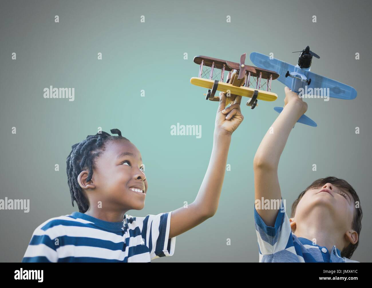 Digital composite d'enfants jouant avec toy planes avec fond blanc Banque D'Images