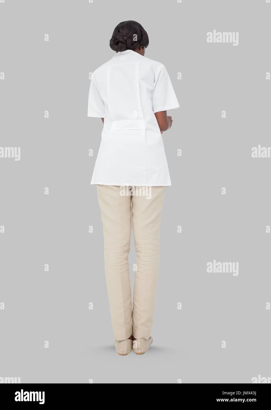Digital composite de full body portrait de femme debout sur fond gris Banque D'Images