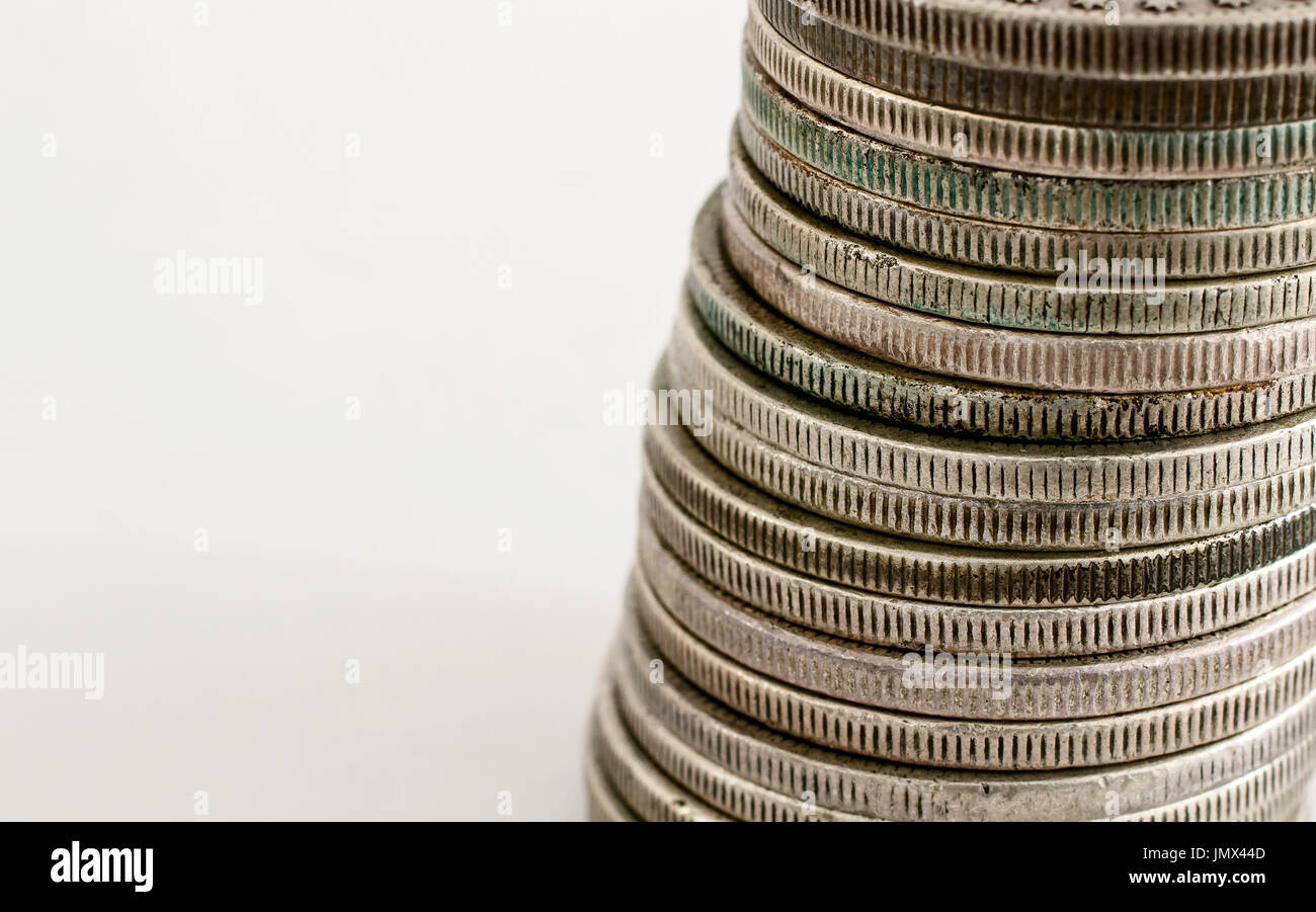 Pile de pièces Morgan Dollar sur fond blanc. Banque D'Images