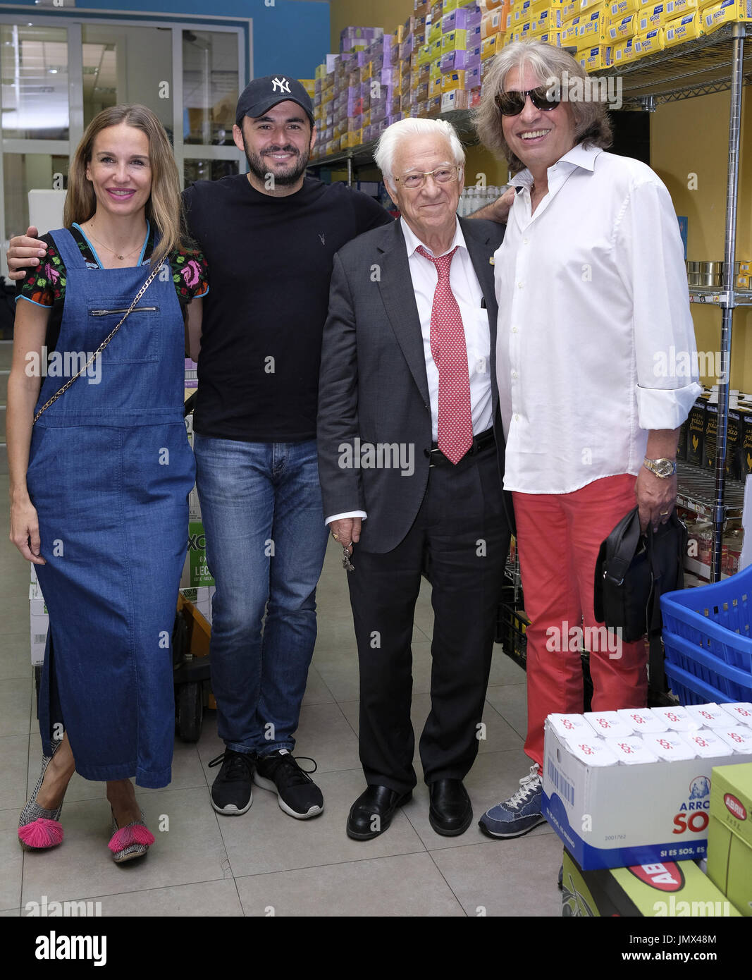 José Mercé, Emiliano Suarez et Carola Baleztena visite la banque alimentaire des messagers de la paix à Madrid avec : José Mercé, Emiliano Suarez, Carola Baleztena Où : Madrid, Espagne Quand : 27 Juin 2017 Crédit : Oscar Gonzalez/WENN.com Banque D'Images