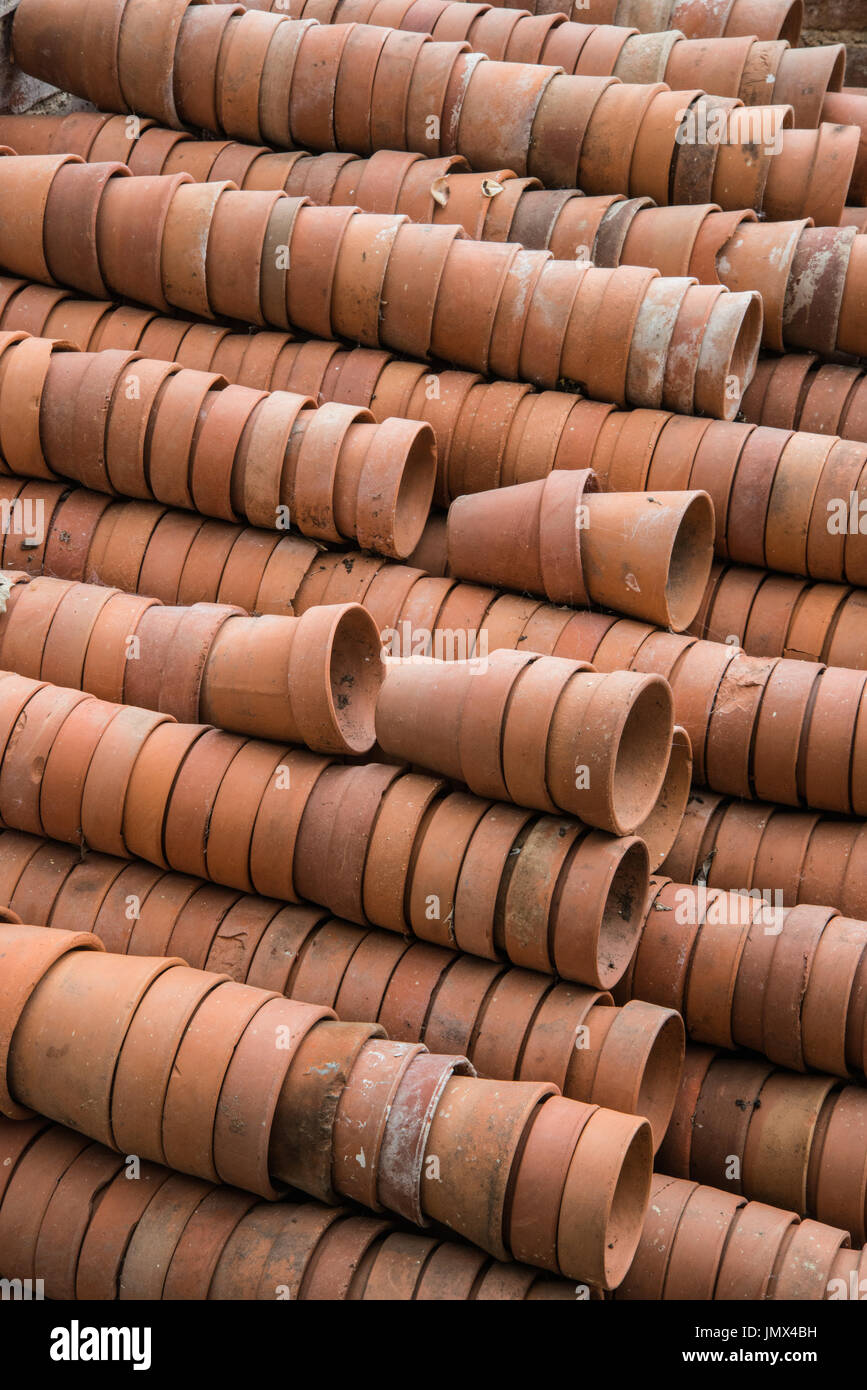 Des piles de pots en argile céramique dans le jardin d'été Banque D'Images