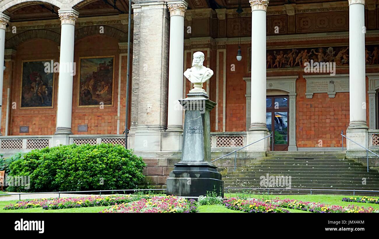 Sculpture de l'empereur Guillaume I devant l'arcade de la Trinkhalle à Kurhaus à Baden-Baden, Allemagne Banque D'Images