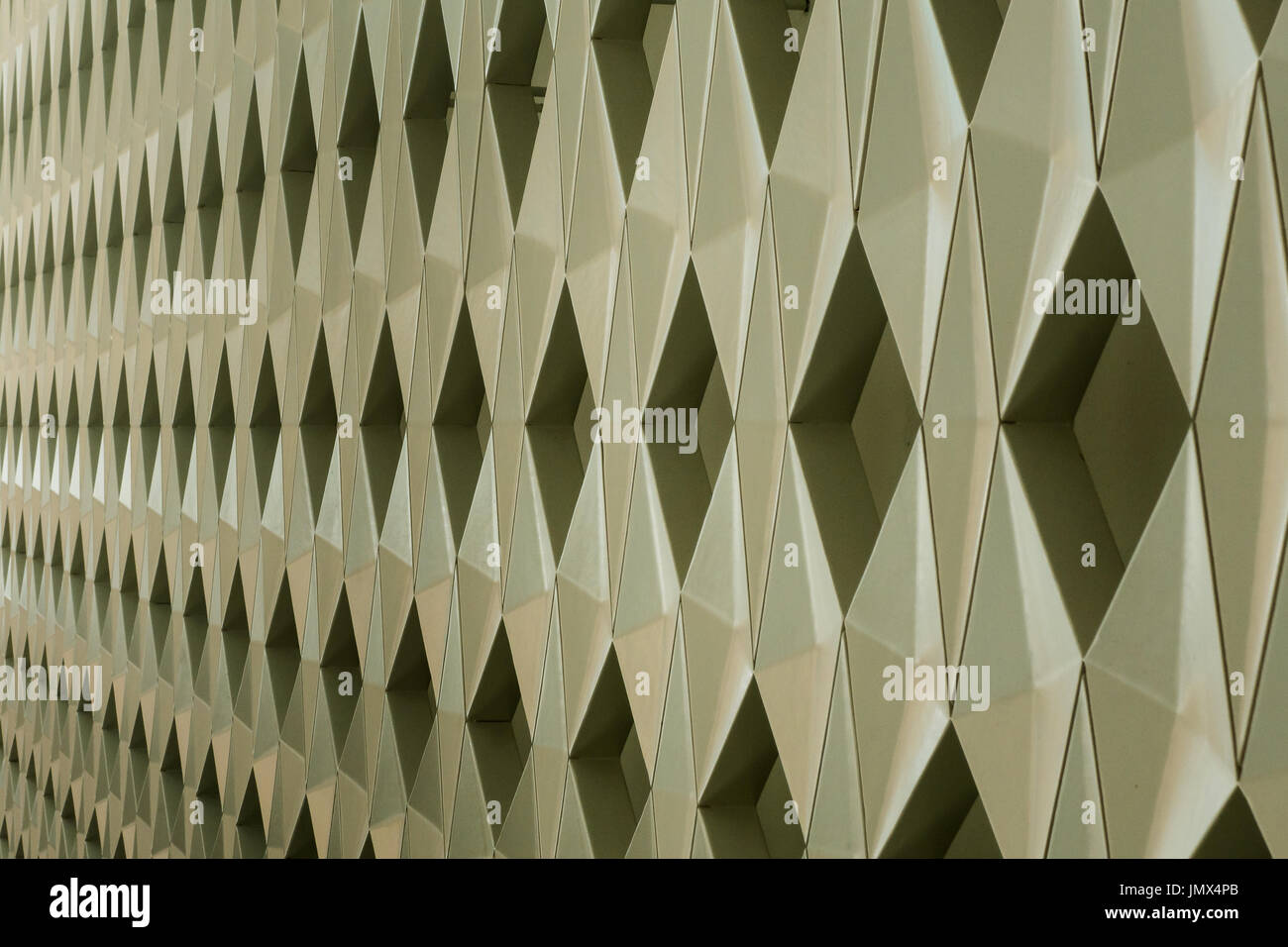 Libre de mur intérieur moderne design avec des formes géométriques et lignes formant motif. Banque D'Images