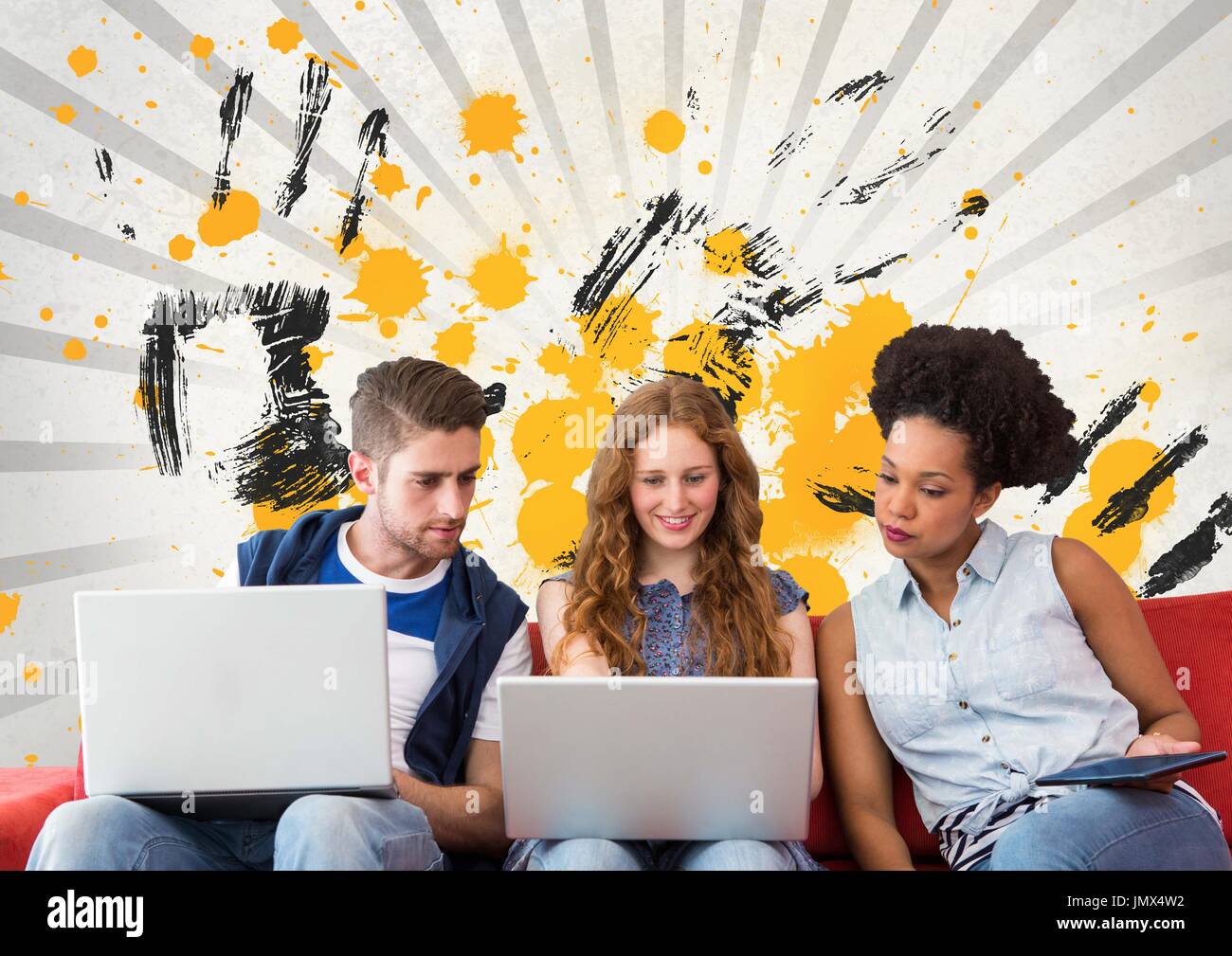 Digital composite de jeunes étudiants à la recherche à un ordinateur contre gris, jaune et noir fond éclaboussé Banque D'Images