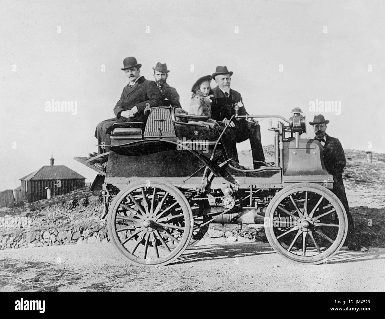 Député Evelyn Ellis avec sa fille et JS Critchely (Daimler travaille manager). 1896 Daimler, juste après avoir grimpé dans la voiture phare de Malvern. Banque D'Images
