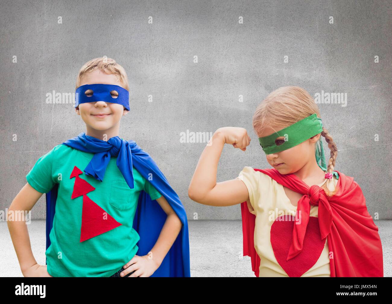 Composite numérique des enfants de super-héros avec fond gris blanc Banque D'Images