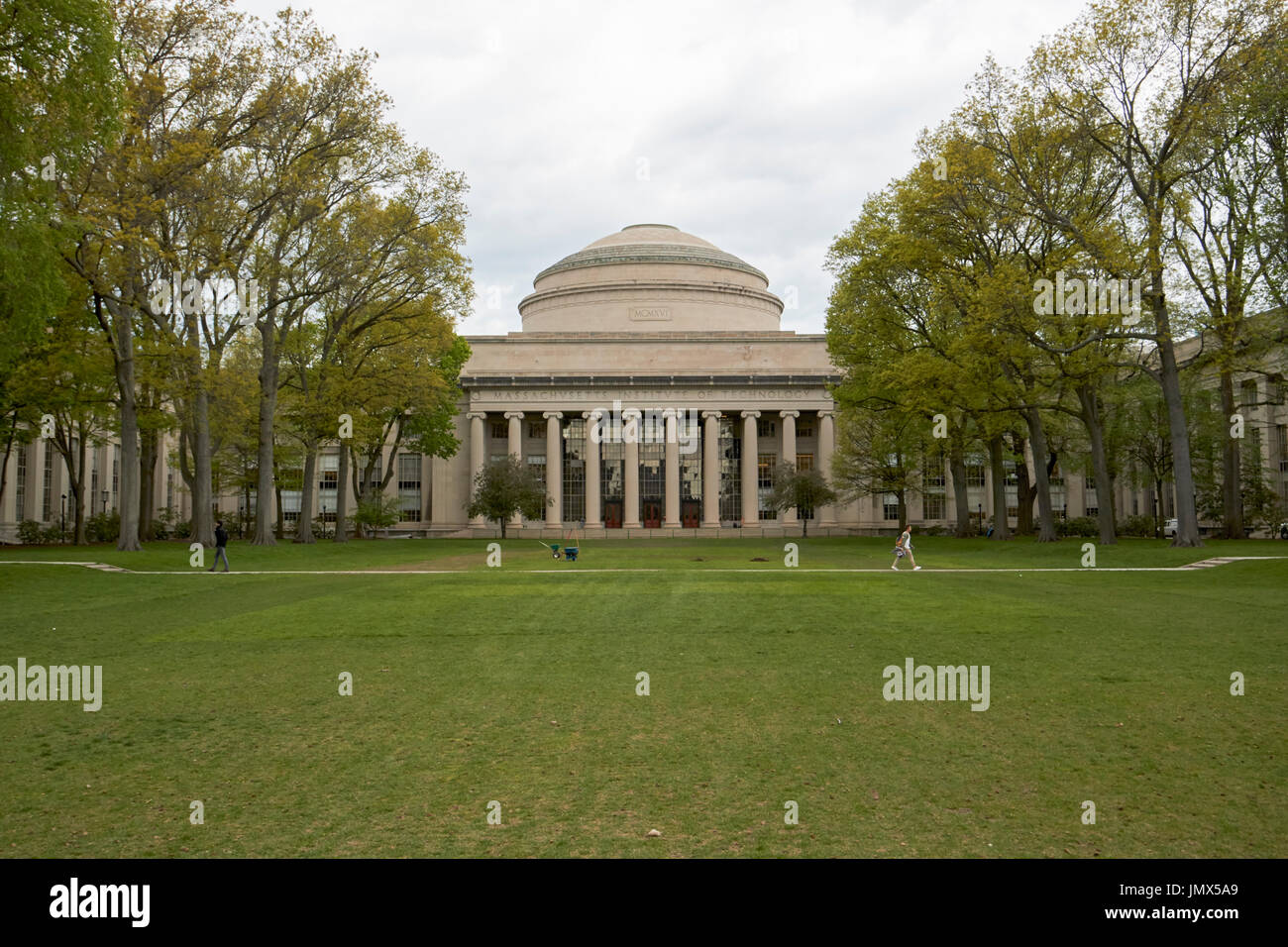 Killian cour et bâtiment principal avec grand dôme MIT Massachusetts institute of technology, Boston USA Banque D'Images
