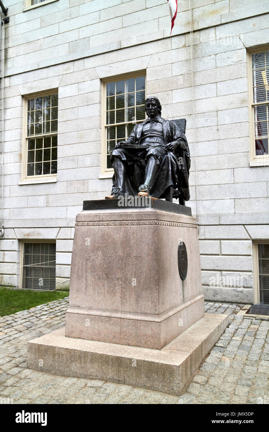 Statue de John Harvard University hall à l'extérieur de l'Université Harvard Boston USA Banque D'Images