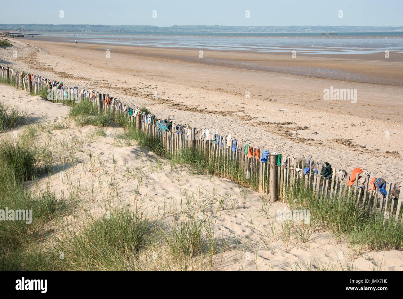 Clôture par la mer est couverte avec des gants qui ont été laissés sur la plage dans la ville de grandeur,kent,uk. Banque D'Images
