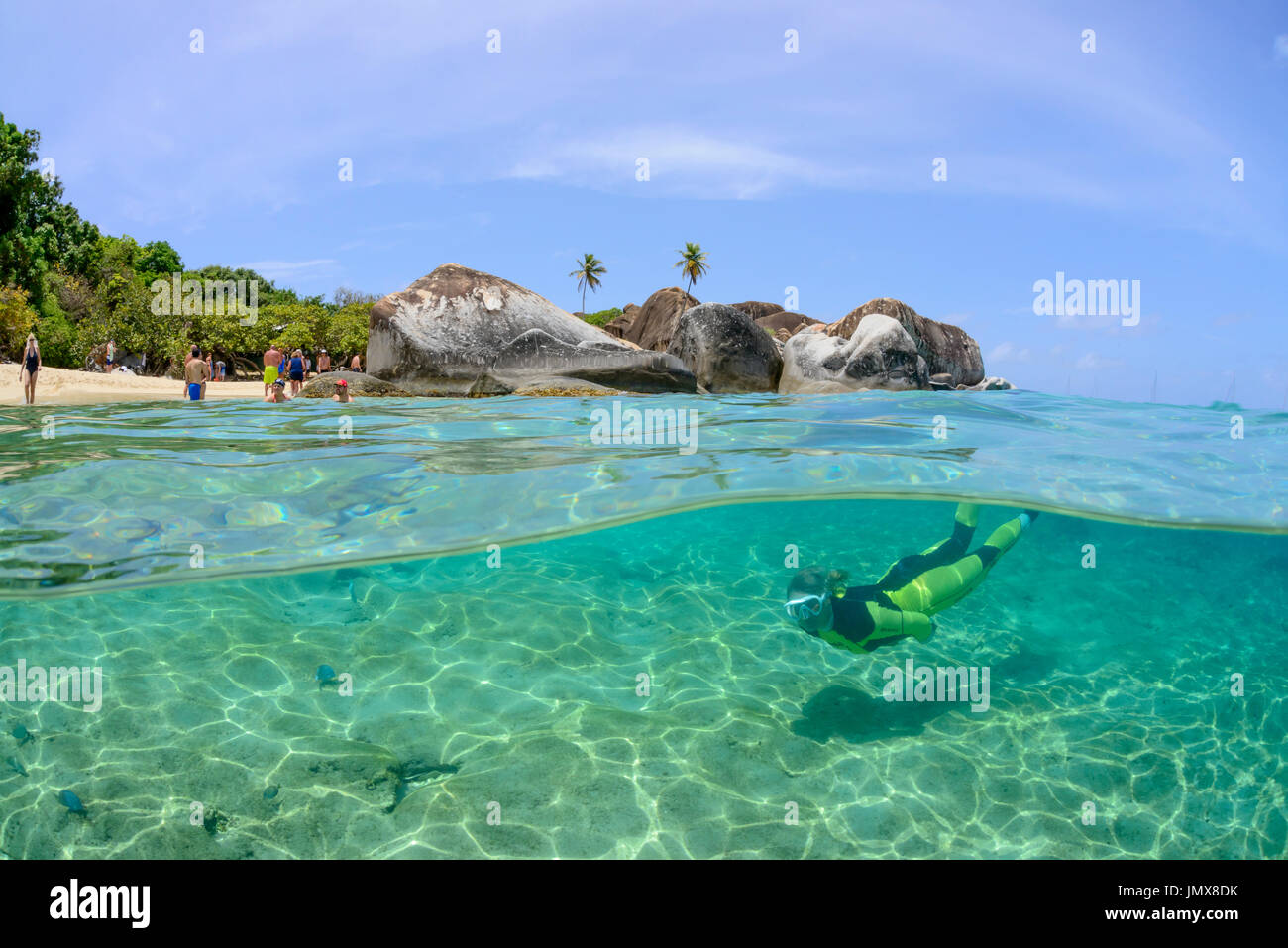 Les Thermes, avec bloulder Splitlevel snorkeler et, les bains, l'île de Virgin Gorda, îles Vierges britanniques, la mer des Caraïbes Banque D'Images
