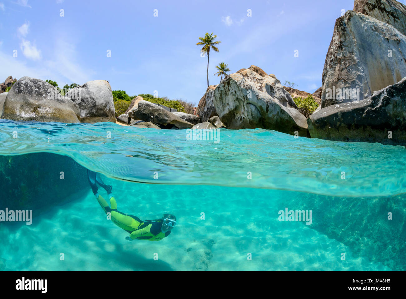 Les Thermes, avec bloulder Splitlevel snorkeler et, les bains, l'île de Virgin Gorda, îles Vierges britanniques, la mer des Caraïbes Banque D'Images
