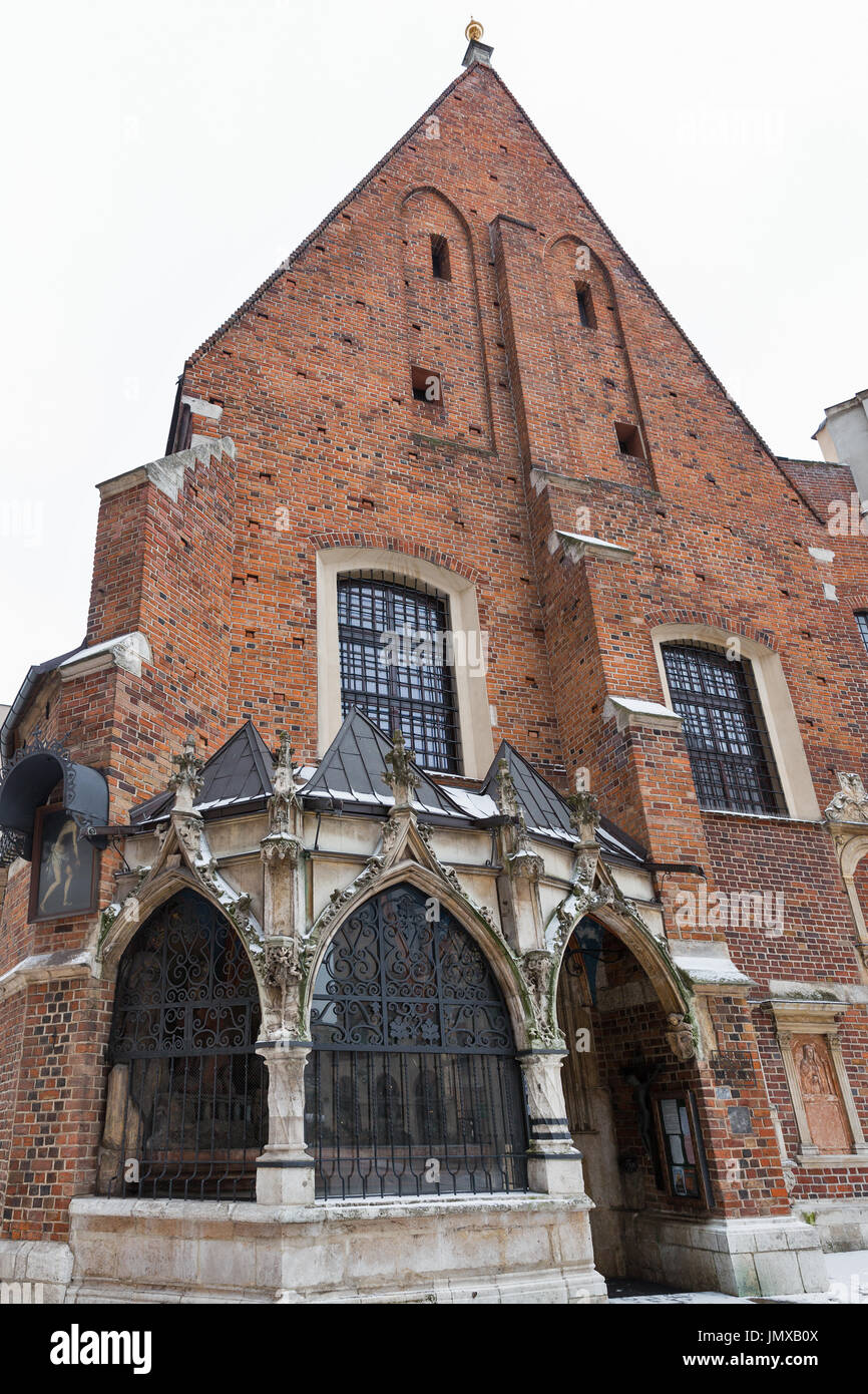 L'ancienne façade de l'église St Barbara dans la vieille ville de Cracovie, Pologne. Banque D'Images