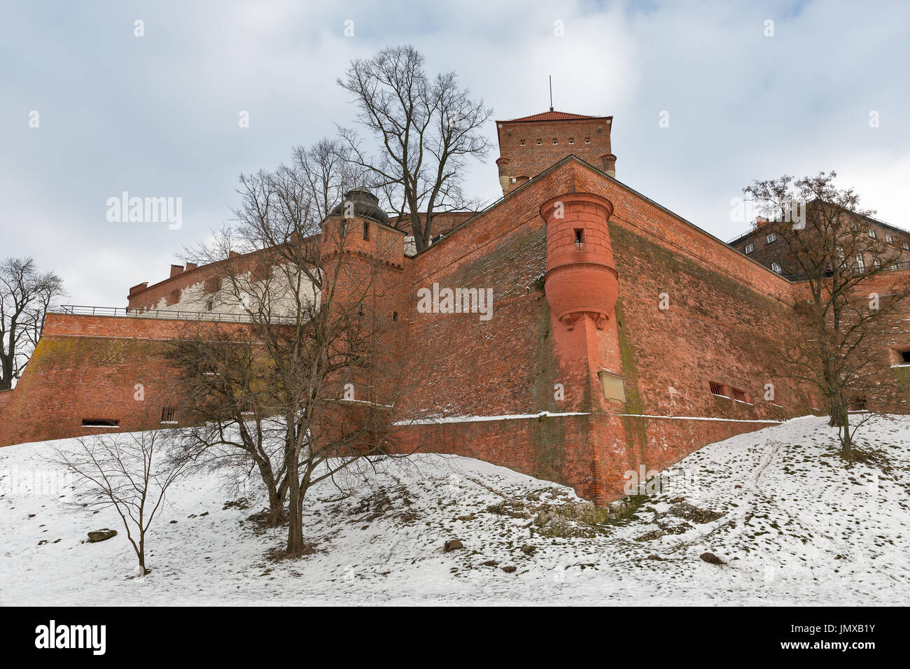 Le château royal de Wawel Sandomierska tour et remparts à Cracovie, Pologne. Banque D'Images