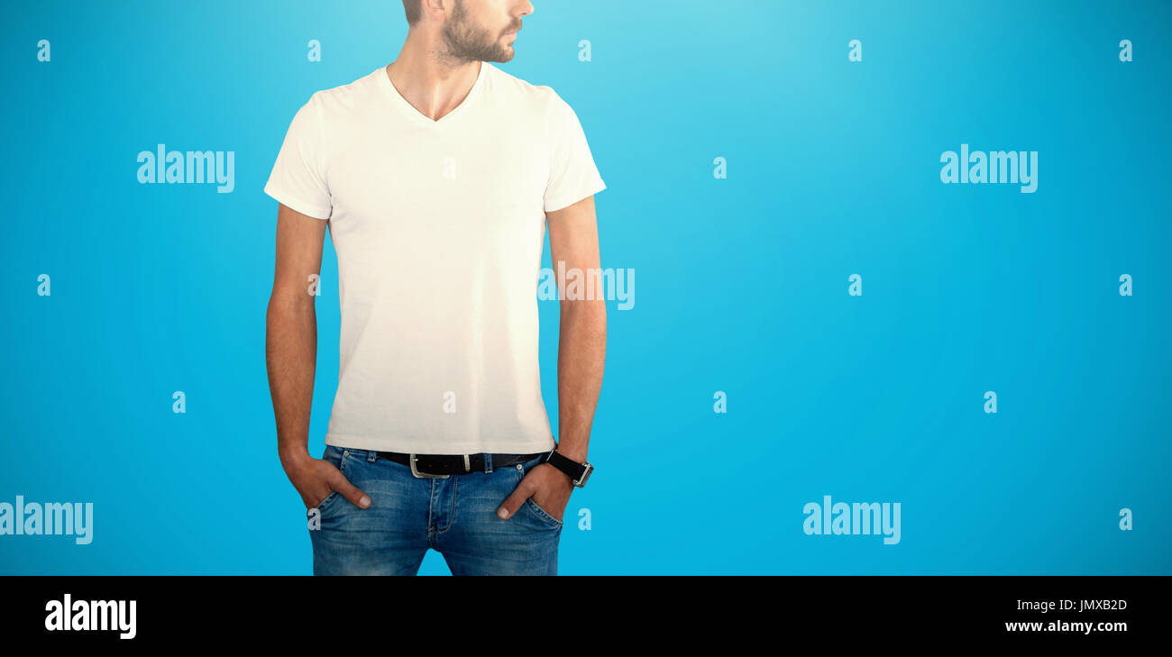 Modèle masculin avec les mains dans les poches à l'extérieur contre fond bleu Banque D'Images