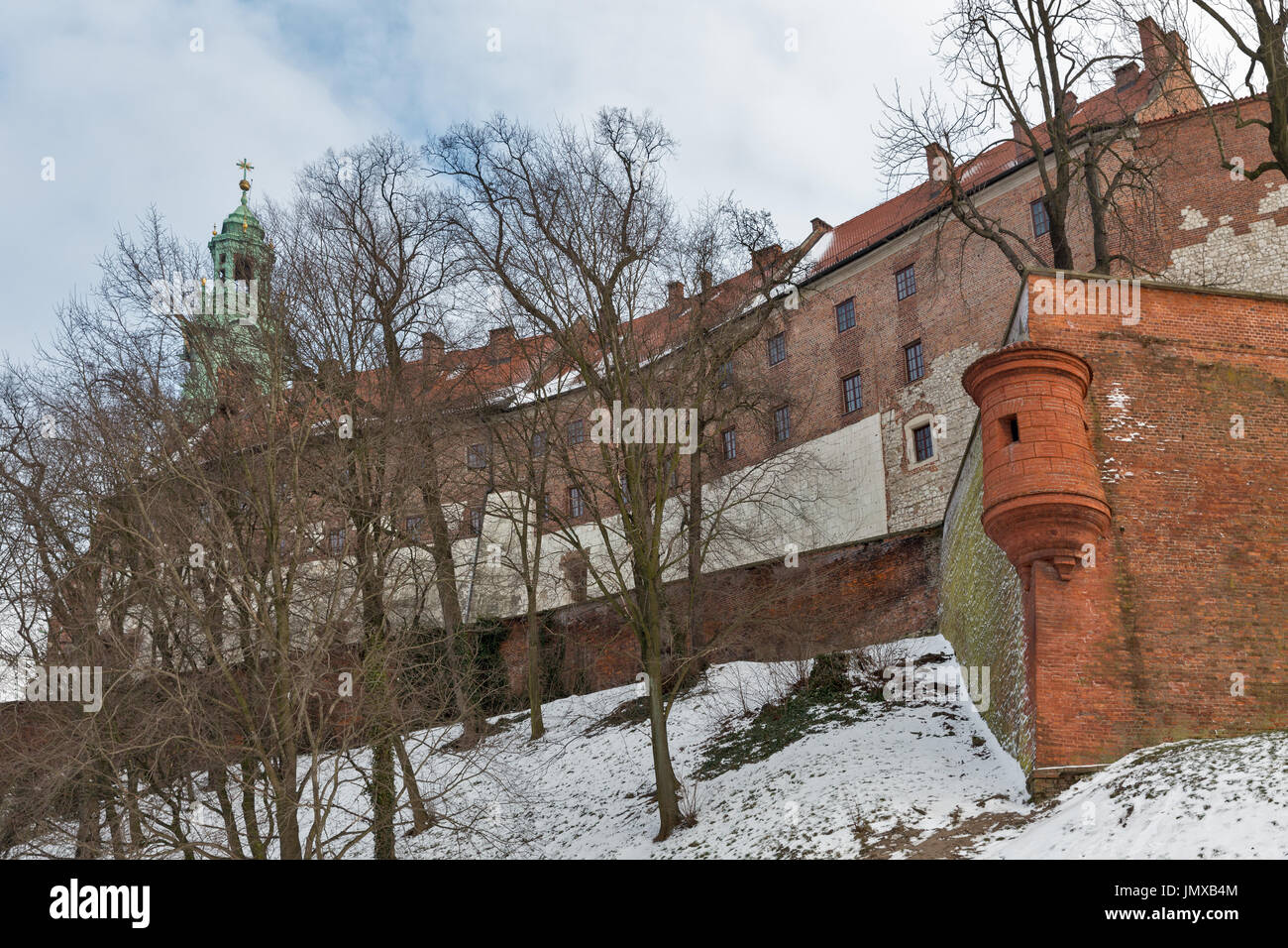 Le château royal de Wawel avec murs fortifiés à Cracovie, Pologne. Banque D'Images