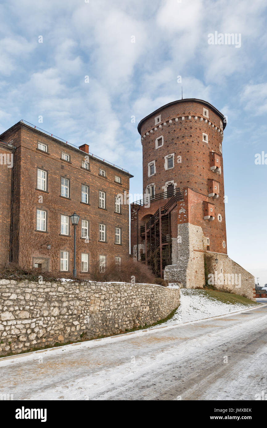 Cour intérieure et Sandomierska tower à Wawel de Cracovie, Pologne. Banque D'Images