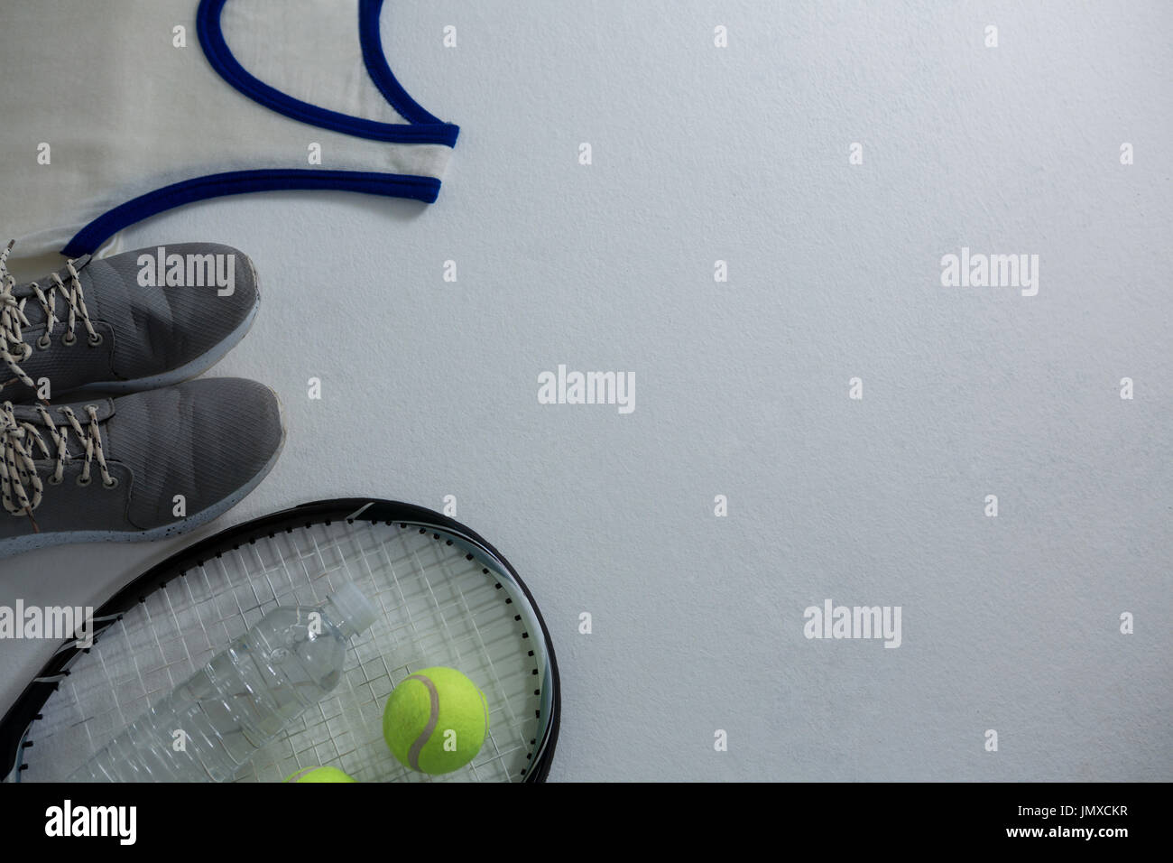 Image recadrée de racket avec ballon et la chaussure de sport par vest sur fond blanc Banque D'Images