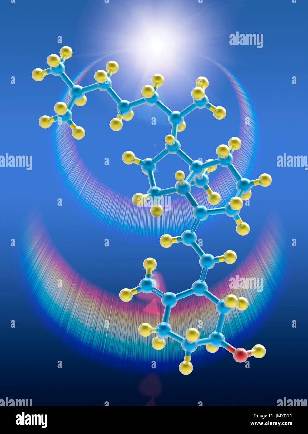 Un modèle moléculaire de la vitamine D3 (cholécalciférol), une forme de la vitamine D synthétisée dans la peau en raison du rayonnement ultraviolet B la lumière. La vitamine D3 joue un rôle dans l'absorption du calcium pour maintenir la solidité des os et de l'équilibre des taux de calcium et de phosphore dans le sang. Les atomes sont de couleur bleue (carbone), jaune (hydrogène), et rouge (oxygène). Dans l'arrière-plan un sun flare avec reflets chromatiques. Banque D'Images