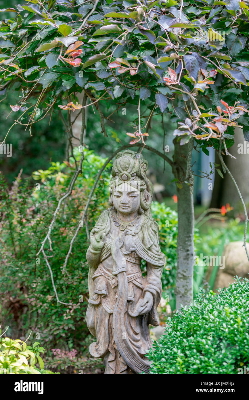 L'extrême-orient sculpture porte dans un jardin dans les Hamptons Banque D'Images